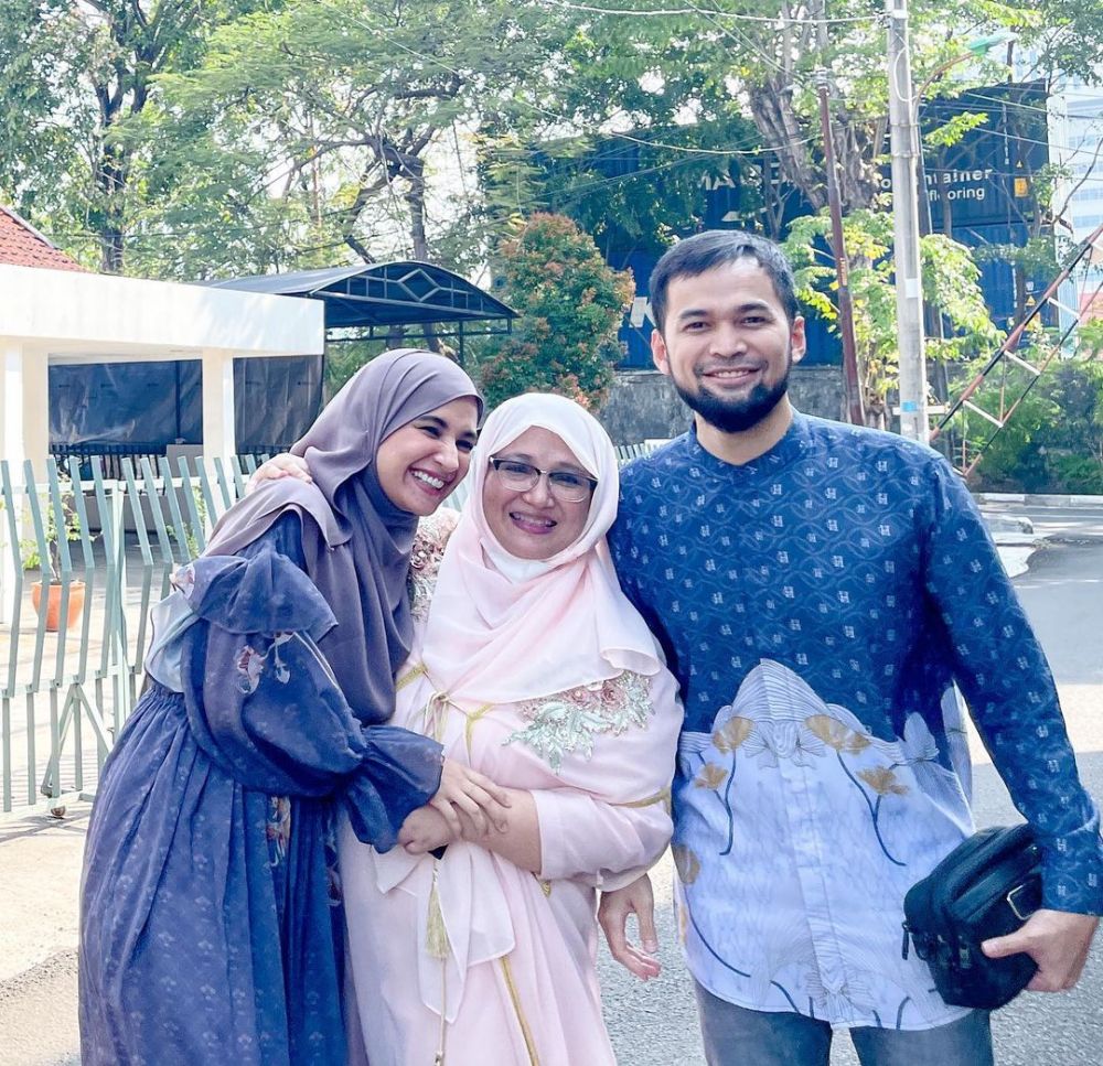 Potret 8 aktor ganteng rayakan Lebaran bareng mertua, curi perhatian