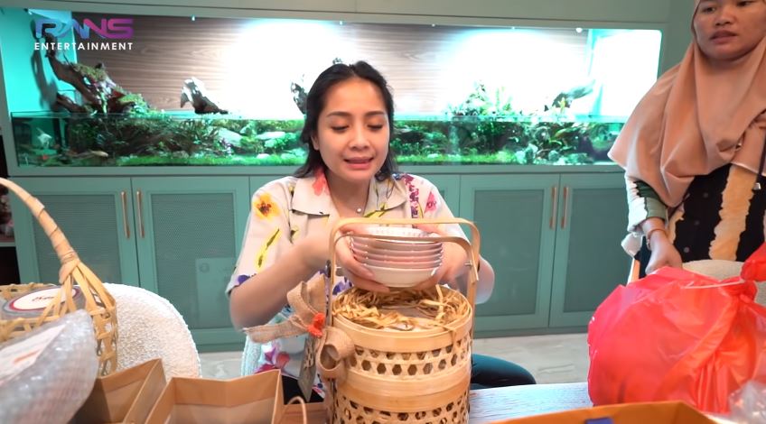 10 Momen Nagita Slavina buka hamper, dari Louis Vuitton curi perhatian