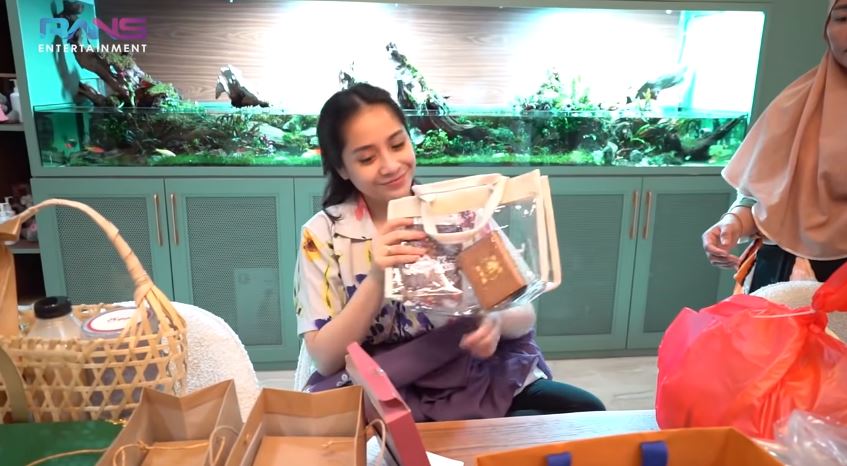 10 Momen Nagita Slavina buka hamper, dari Louis Vuitton curi perhatian