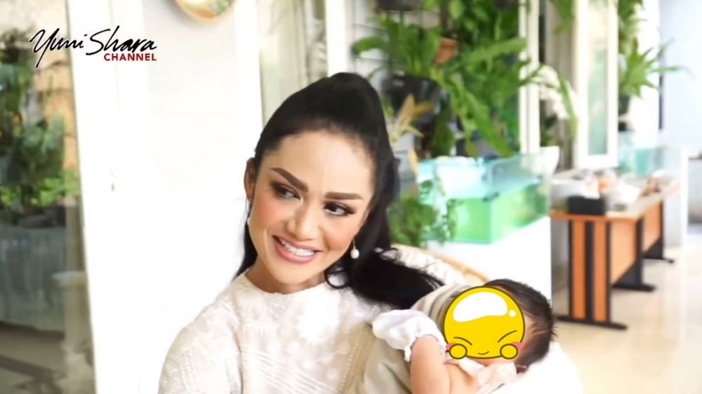 8 Momen Lebaran Yuni Shara dan Krisdayanti, makanannya lengkap banget