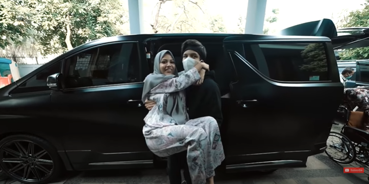 10 Momen Atta setia dampingi Aurel saat sakit, bukti suami siaga