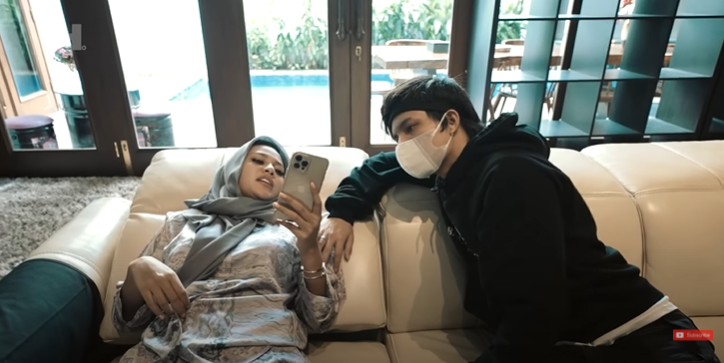 10 Momen Atta setia dampingi Aurel saat sakit, bukti suami siaga