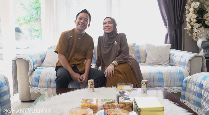 10 Momen Denny Cagur & istri bagi THR ke tetangga, penuh keakraban