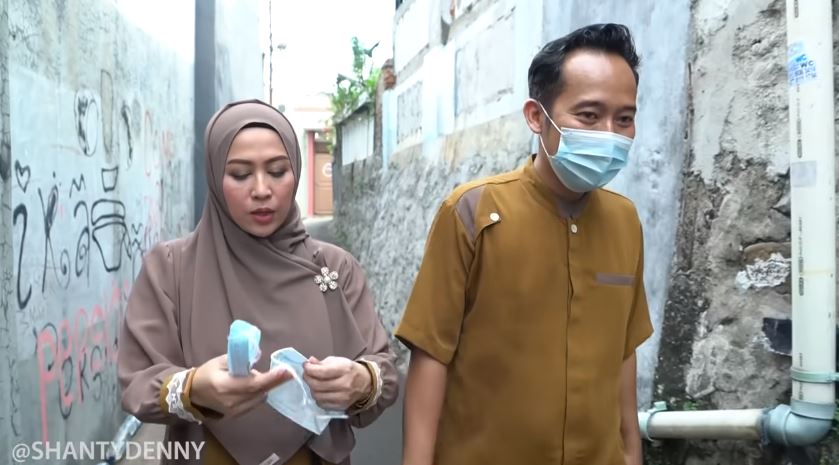 10 Momen Denny Cagur & istri bagi THR ke tetangga, penuh keakraban