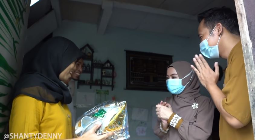 10 Momen Denny Cagur & istri bagi THR ke tetangga, penuh keakraban