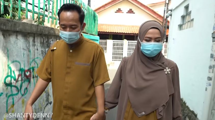 10 Momen Denny Cagur & istri bagi THR ke tetangga, penuh keakraban