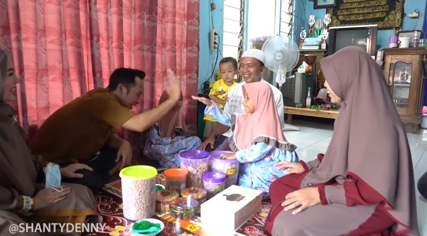 10 Momen Denny Cagur & istri bagi THR ke tetangga, penuh keakraban