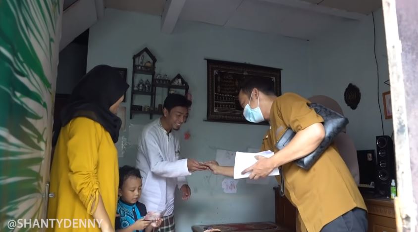 10 Momen Denny Cagur & istri bagi THR ke tetangga, penuh keakraban