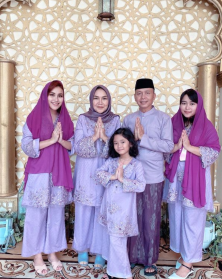 10 Gaya busana pedangdut rayakan Lebaran, Ayu Ting Ting curi perhatian