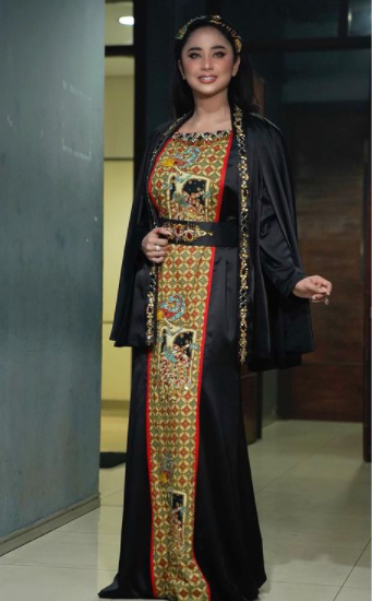 10 Gaya busana pedangdut rayakan Lebaran, Ayu Ting Ting curi perhatian