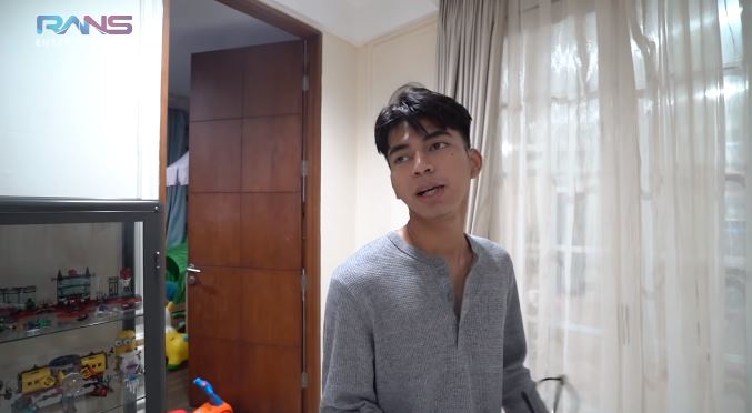 10 Momen Dimas Ahmad bagi-bagi THR ke keluarga RANS, bikin Raffi salut