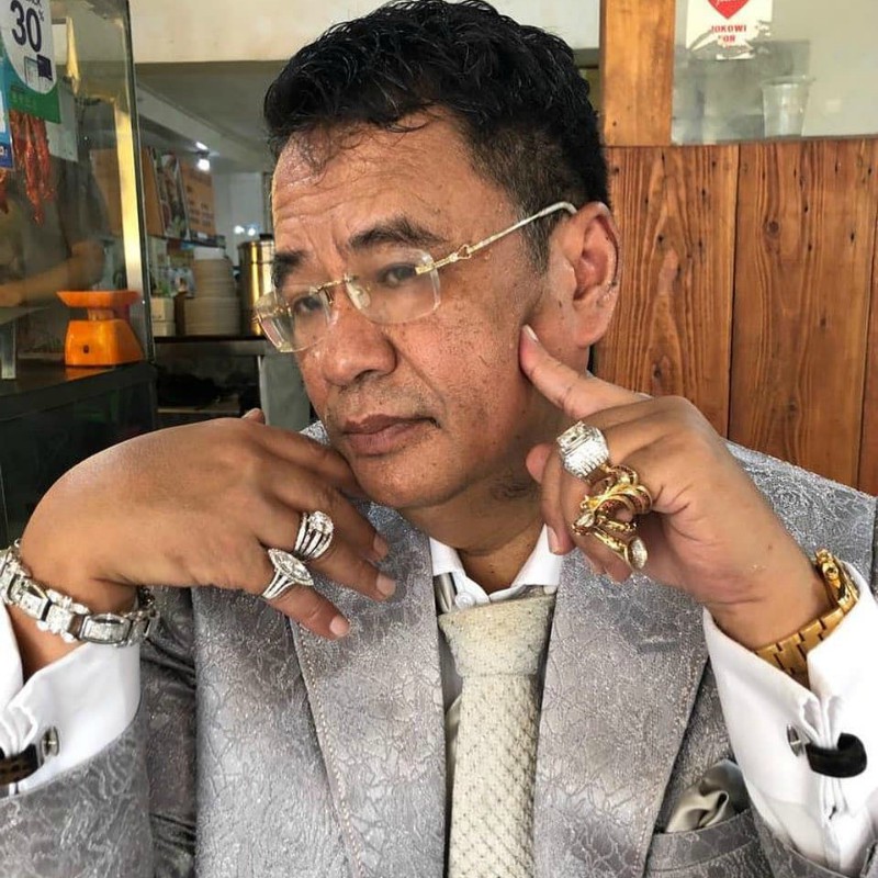 Penampilan 5 seleb pakai cincin banyak di jari, curi perhatian