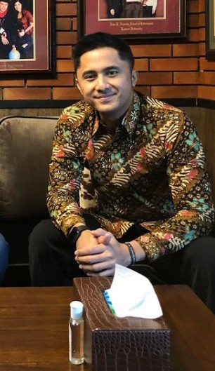 Potret 10 seleb pria kenakan batik, Adipati Dolken berkarisma