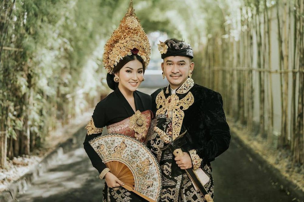 10 Gaya pemotretan keluarga Ruben Onsu pakai baju adat Bali, memukau
