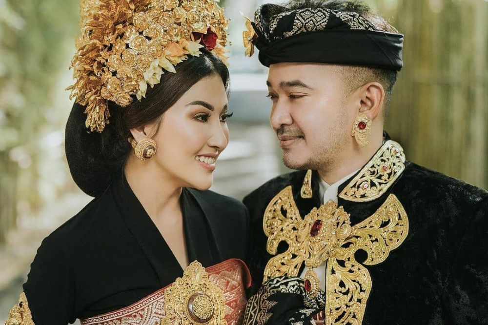 10 Gaya pemotretan keluarga Ruben Onsu pakai baju adat Bali, memukau