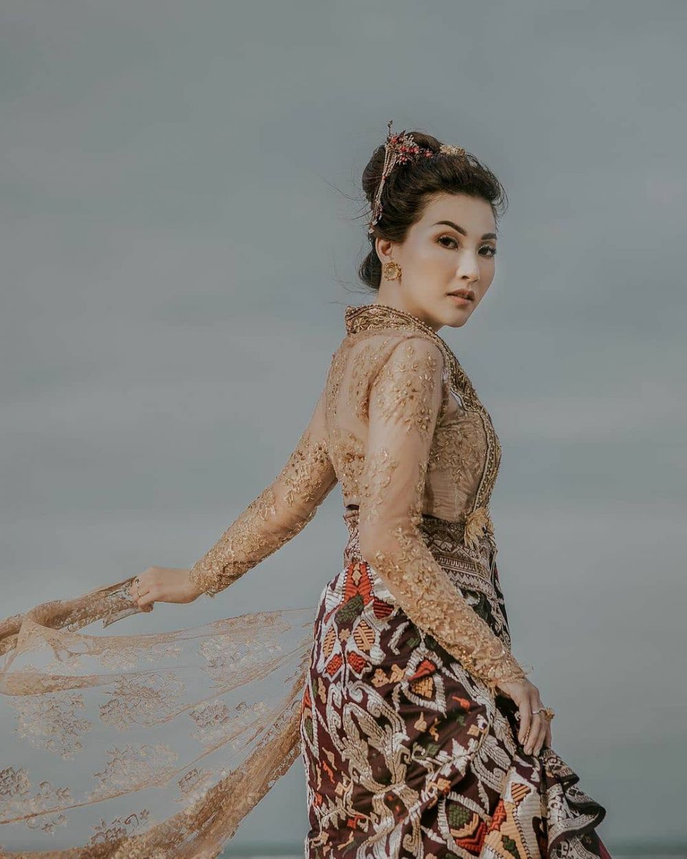 10 Gaya pemotretan keluarga Ruben Onsu pakai baju adat Bali, memukau