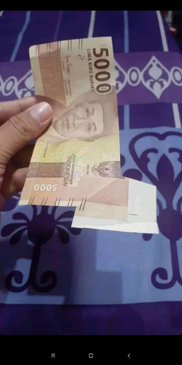 10 Momen apes buka amplop THR ini endingnya bikin nyesek