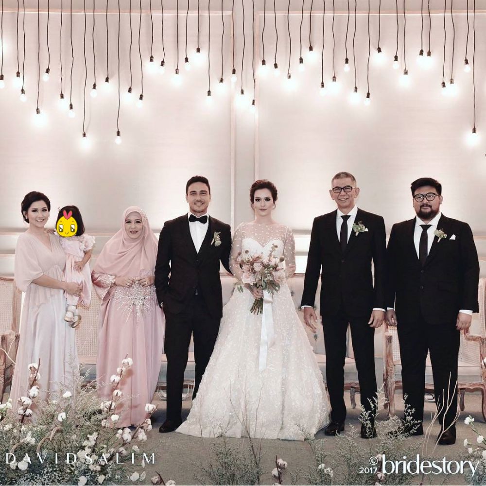 Jarang terekspos, intip 8 potret hangat Hamish Daud dan ayah mertua