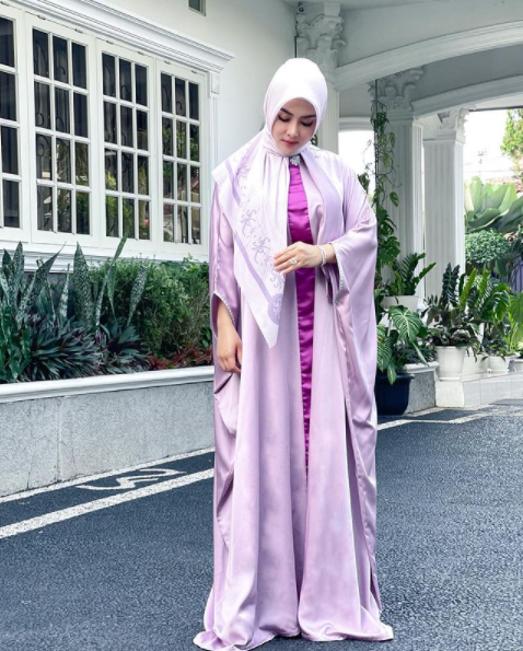 8 Gaya hijab Syahrini saat Lebaran, mewah dan penuh warna