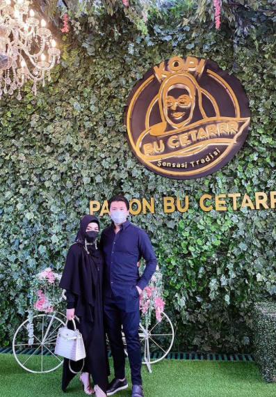 8 Gaya hijab Syahrini saat Lebaran, mewah dan penuh warna