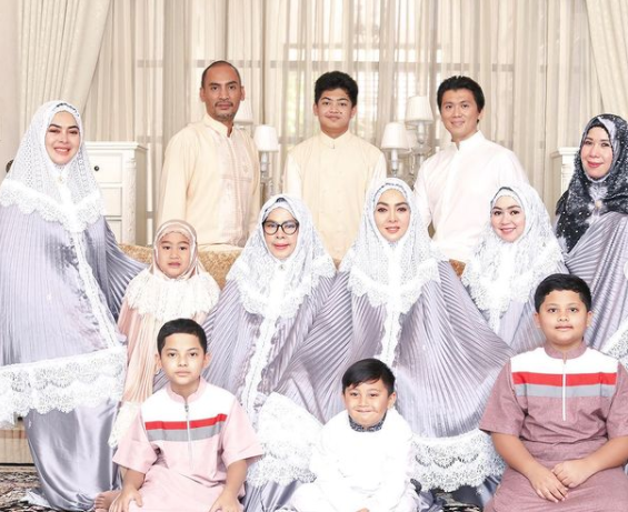 8 Gaya hijab Syahrini saat Lebaran, mewah dan penuh warna