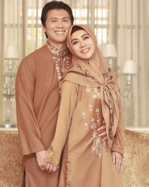 8 Gaya hijab Syahrini saat Lebaran, mewah dan penuh warna