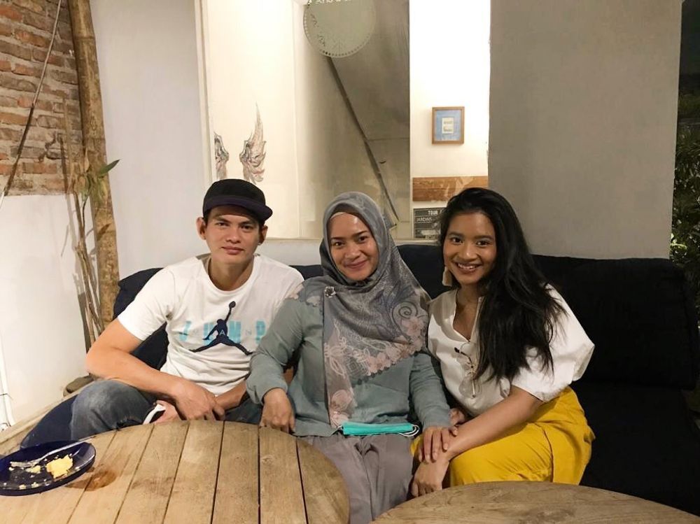 7 Potret Siti Adira putri Ikke Nurjanah dan Karlie Fu, kompak abis