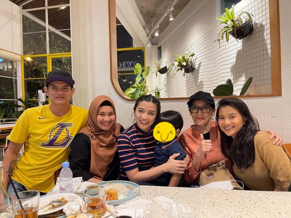 7 Potret Siti Adira putri Ikke Nurjanah dan Karlie Fu, kompak abis
