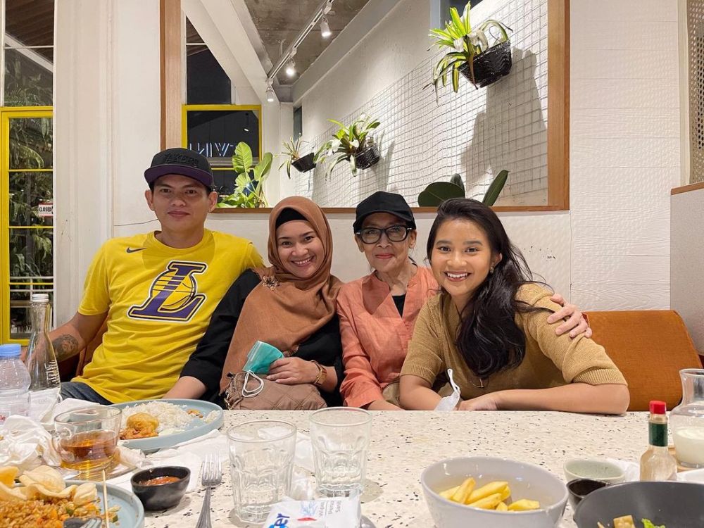 7 Potret Siti Adira putri Ikke Nurjanah dan Karlie Fu, kompak abis