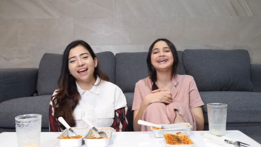 10 Potret kompak Syifa Hadju dan Rizkina Nazar, bak saudara kandung