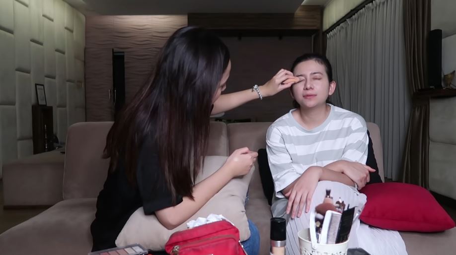 10 Potret kompak Syifa Hadju dan Rizkina Nazar, bak saudara kandung