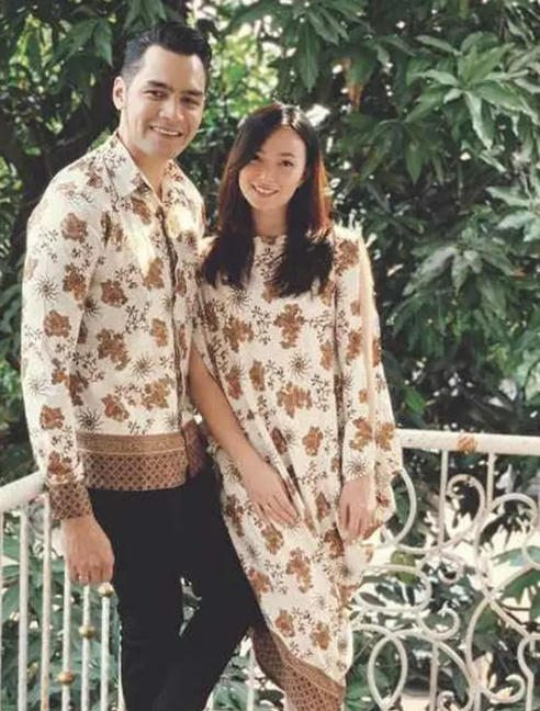 Potret 12 pesinetron tampan pakai batik, Arya Saloka berkarisma abis
