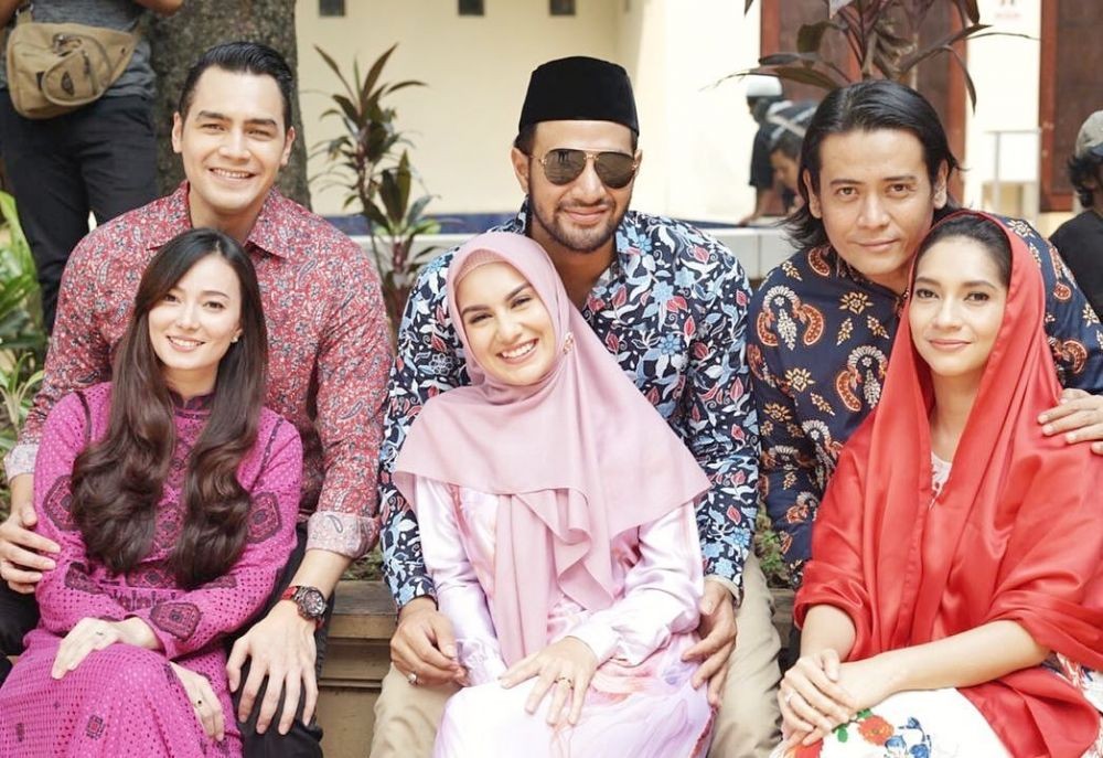 Potret 12 pesinetron tampan pakai batik, Arya Saloka berkarisma abis