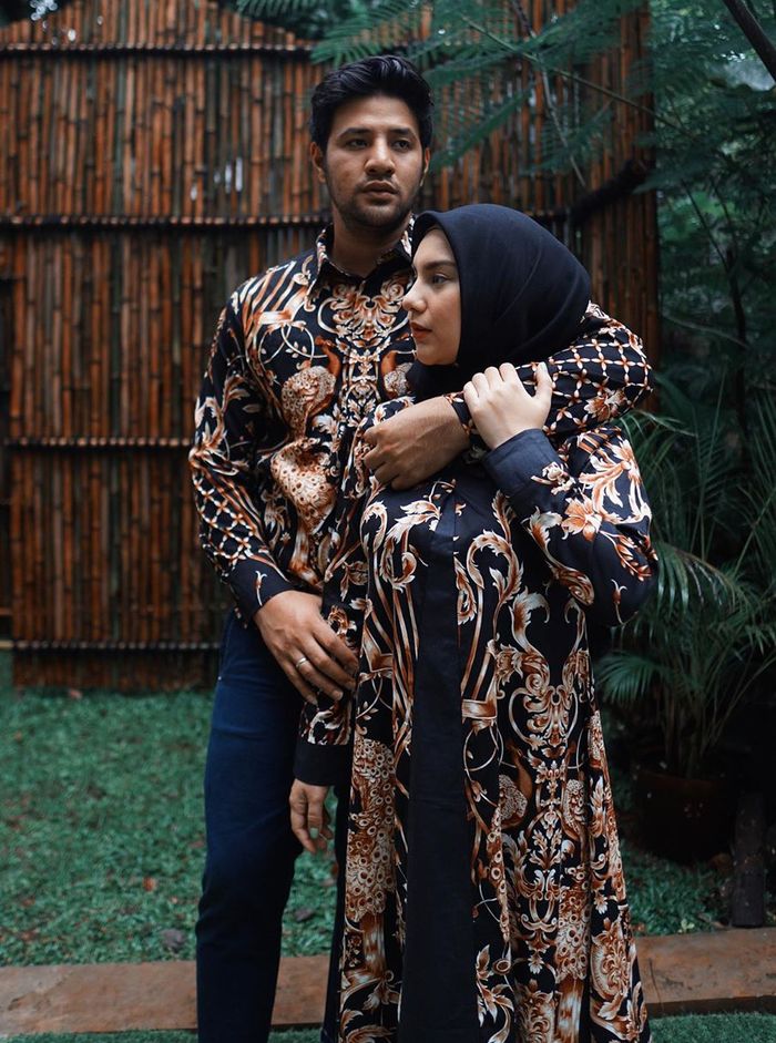 Potret 12 pesinetron tampan pakai batik, Arya Saloka berkarisma abis