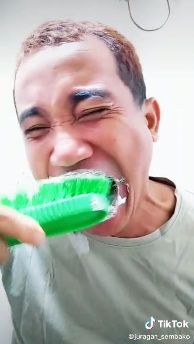 10 Momen absurd bapak-bapak main TikTok, bikin kerutin dahi