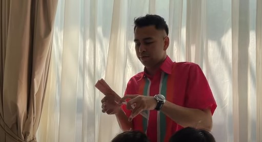 7 Momen Rieta Amilia bagi-bagi THR, nominal untuk Rafathar disorot