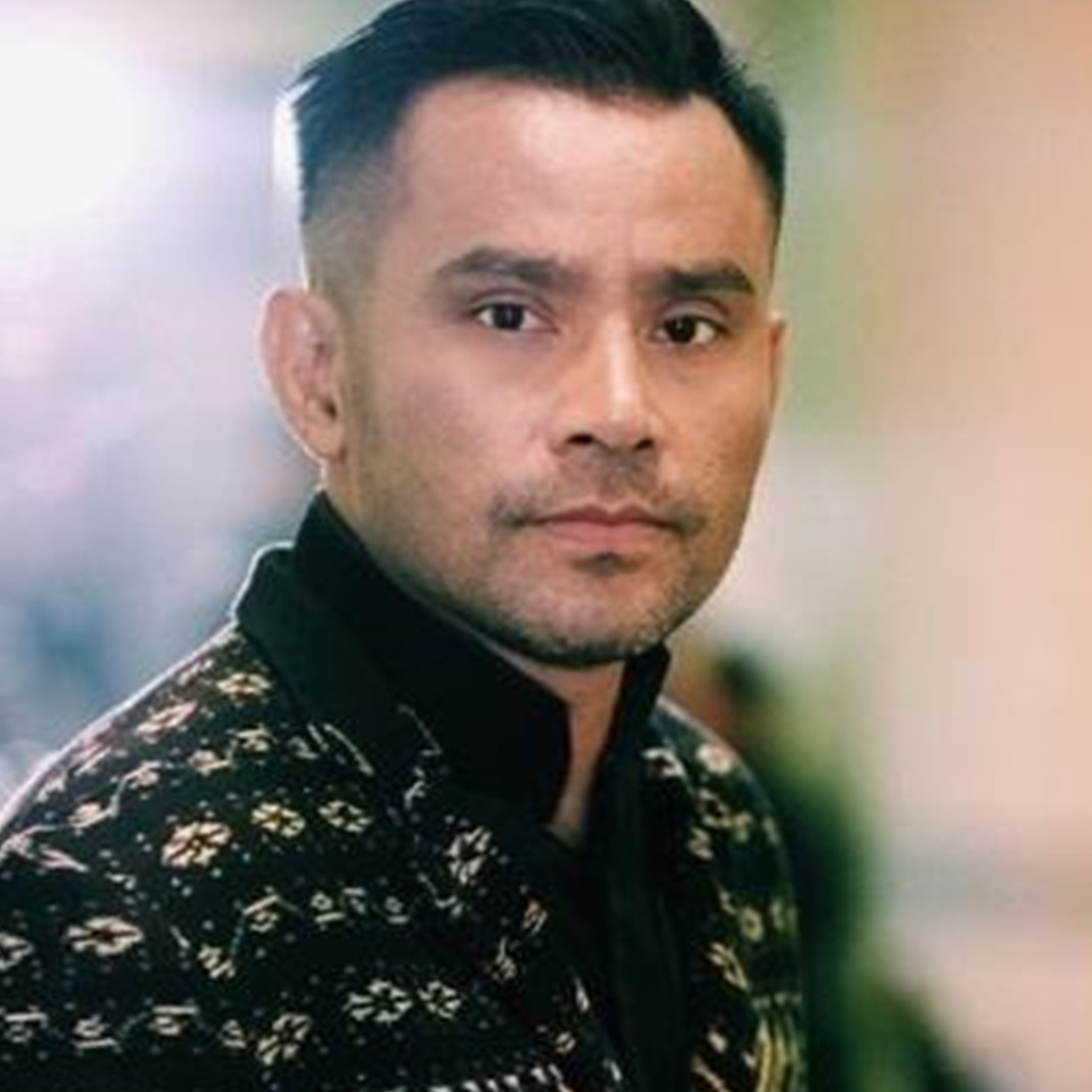 Potret 8 penyanyi pria Tanah Air kenakan batik, Afgan berwibawa