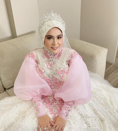 7 Potret Astrid Kuya rayakan ultah pernikahan, pakai gaun pengantin