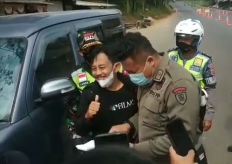 6 Momen Epy Kusnandar diperiksa polisi di pos penyekatan, tuai pujian