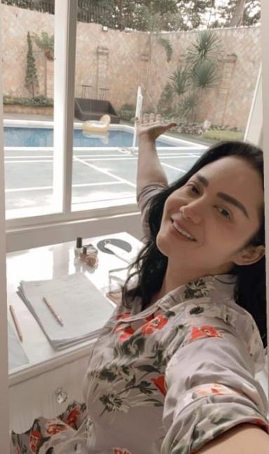 7 Pesona Krisdayanti baru bangun tidur, parasnya curi perhatian