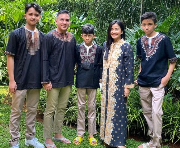 Potret kebersamaan 8 vokalis perempuan dan keluarganya, harmonis