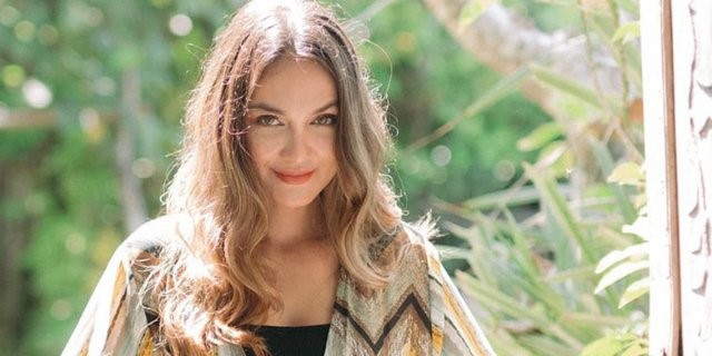 Potret 10 model rambut Luna Maya, terbaru poni depan ikonik