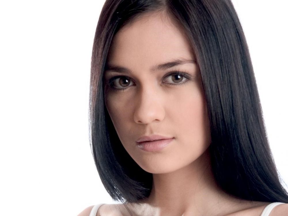 Potret 10 model rambut Luna Maya, terbaru poni depan ikonik