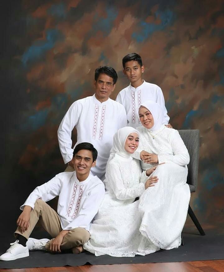 8 Gaya pemotretan keluarga Lesty Kejora, Rizky Billar jadi sorotan