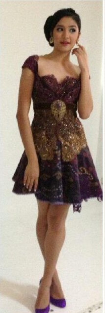 8 Potret Mikha Tambayong kenakan kebaya, anggun memesona