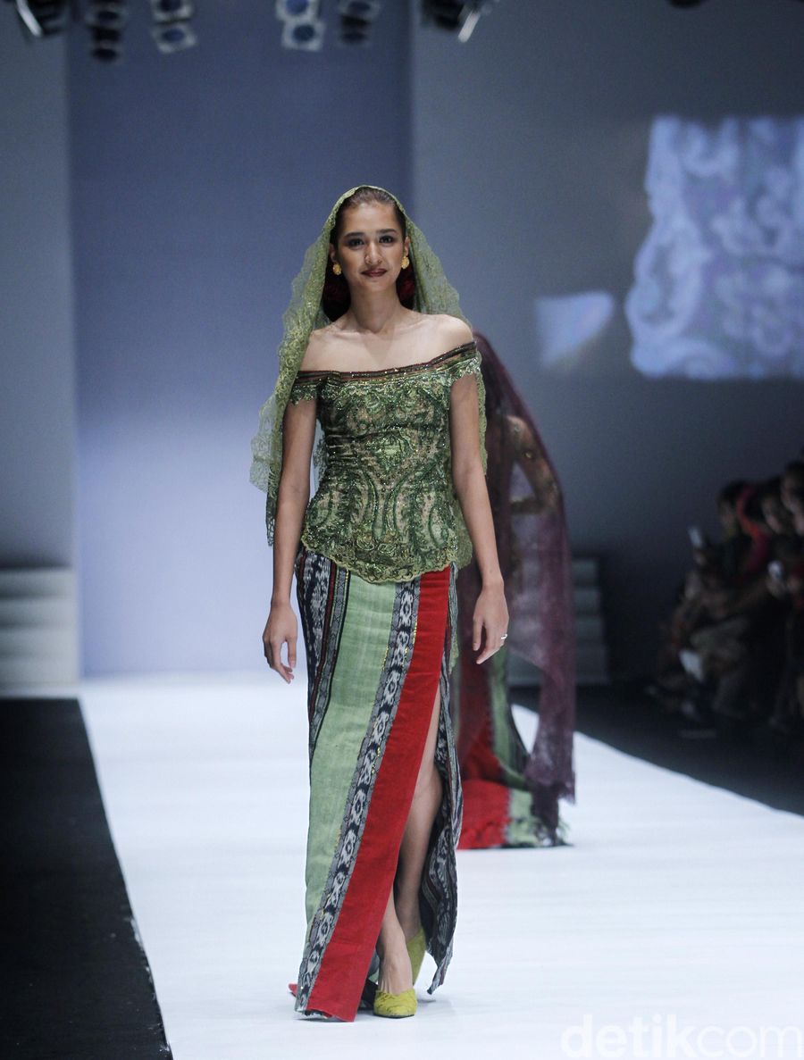 8 Potret Mikha Tambayong kenakan kebaya, anggun memesona