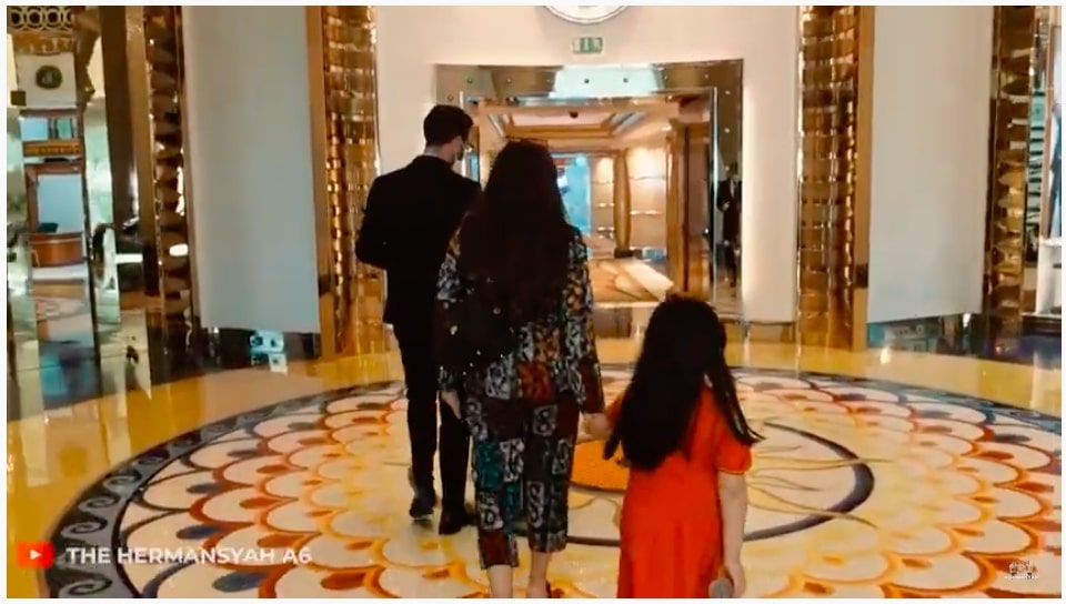 9 Momen Ashanty dan keluarga nginap di hotel bintang 7 berlapis emas