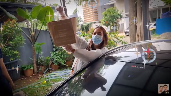 10 Momen Paula Verhoeven jenguk keluarga positif Covid-19, pakai APD