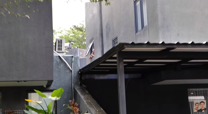 10 Momen Paula Verhoeven jenguk keluarga positif Covid-19, pakai APD