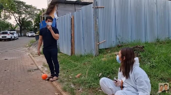 10 Momen Paula Verhoeven jenguk keluarga positif Covid-19, pakai APD